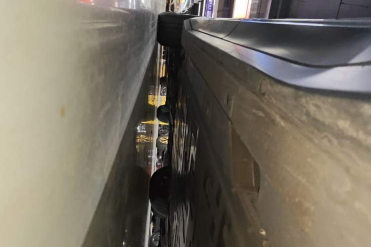 Used Nio ES6 2023 75 kWh Left Side Sill