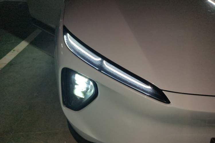Used Nio ES6 2023 75 kWh Right Front Headlight