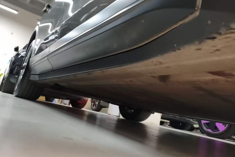Used Nio ES6 2023 75 kWh Right Side Sill