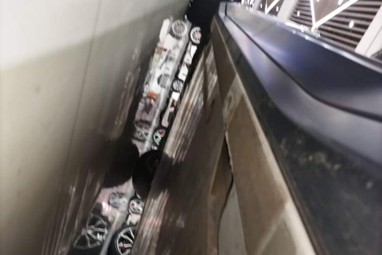 Used Nio ES6 2023 75 kWh Left Side Sill