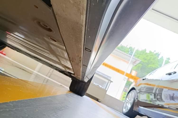 Used Nio ES6 2023 75 kWh Left Side Sill