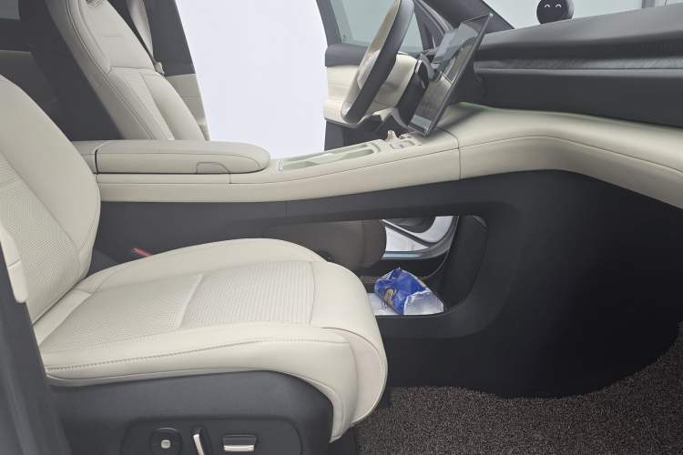 Used Nio ES6 2023 75 kWh Right Front Seat