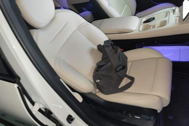 Used Nio ES6 2023 75 kWh Right Front Seat