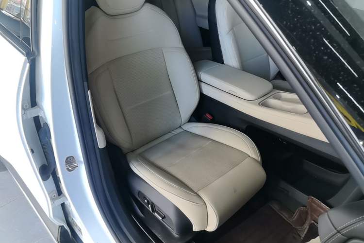 Used Nio ES6 2023 75 kWh Right Front Seat