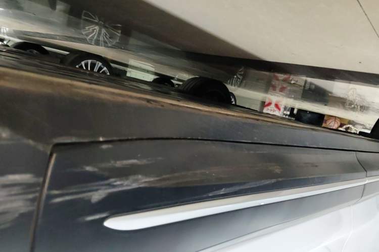 Used Nio ES6 2023 75 kWh Right Side Sill