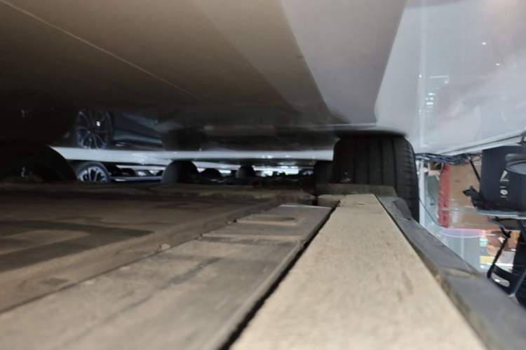 Used Nio ES6 2023 75 kWh Right Side Sill