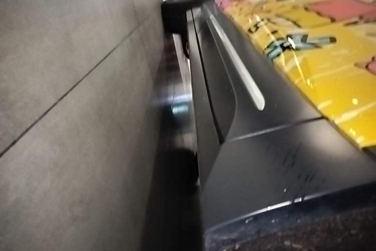 Used Nio ES6 2023 75 kWh Right Side Sill