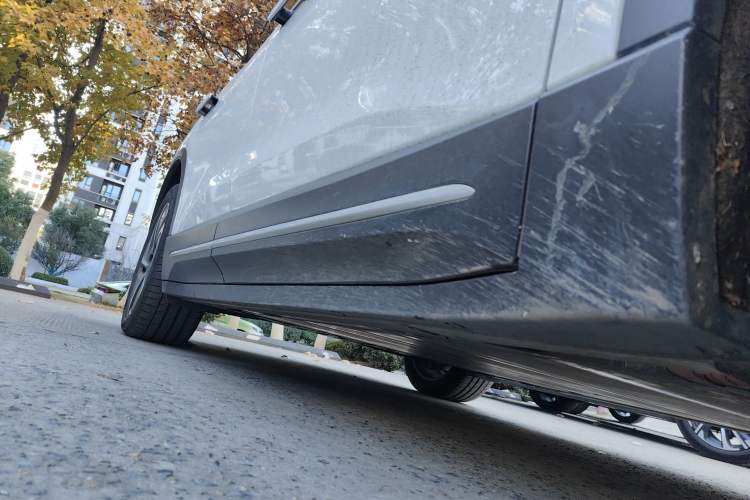 Used Nio ES6 2023 75 kWh Right Side Sill