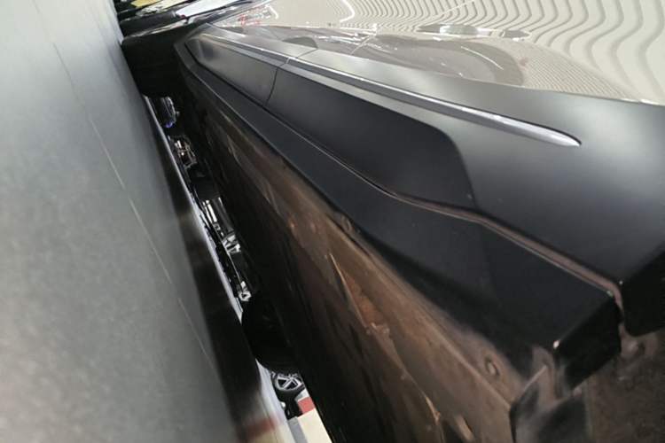Used Nio ES6 2023 75 kWh Left Side Sill