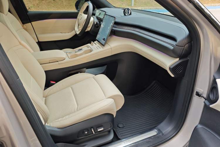 Used Nio ES6 2023 75 kWh Right Front Seat