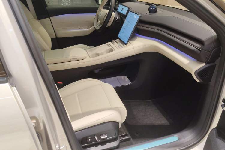 Used Nio ES6 2023 75 kWh Right Front Seat