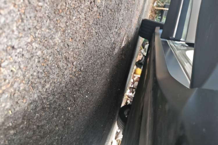 Used Nio ES6 2023 75 kWh Right Side Sill