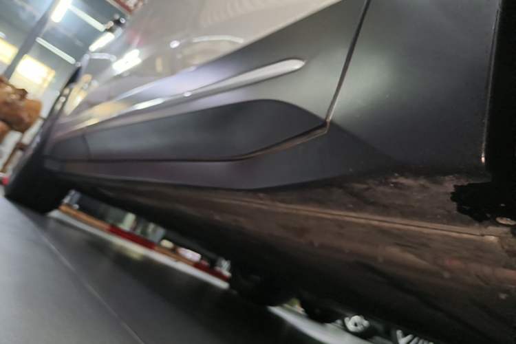 Used Nio ES6 2023 75 kWh Right Side Sill