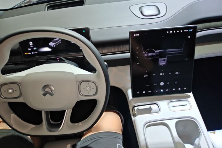 Used Nio ES6 2024 75 kWh Center Console