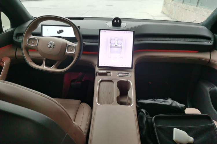 Used Nio ES6 2024 75 kWh Center Console