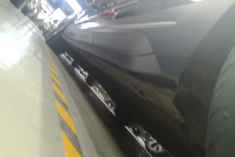 Used Nio ES6 2024 75 kWh Left Side Sill