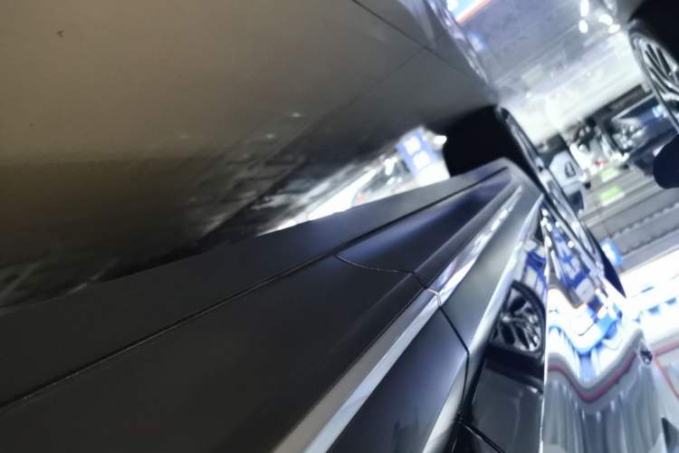 Used Nio ES6 2024 75 kWh Left Side Sill