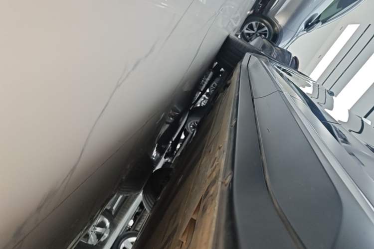 Used Nio ES6 2024 75 kWh Left Side Sill