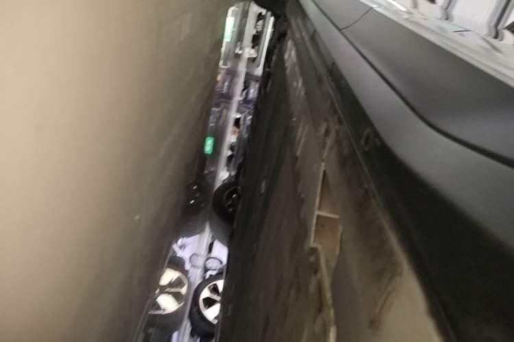 Used Nio ES6 2024 75 kWh Left Side Sill