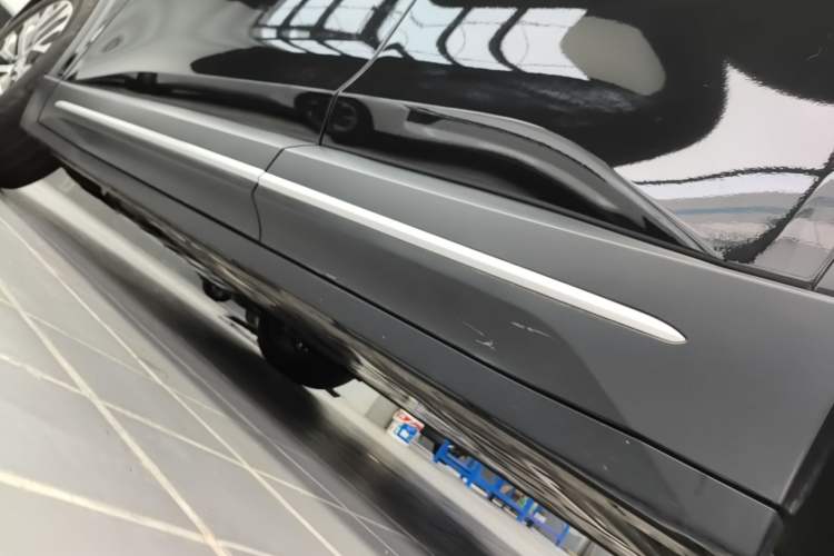 Used Nio ES6 2024 75 kWh Left Side Sill