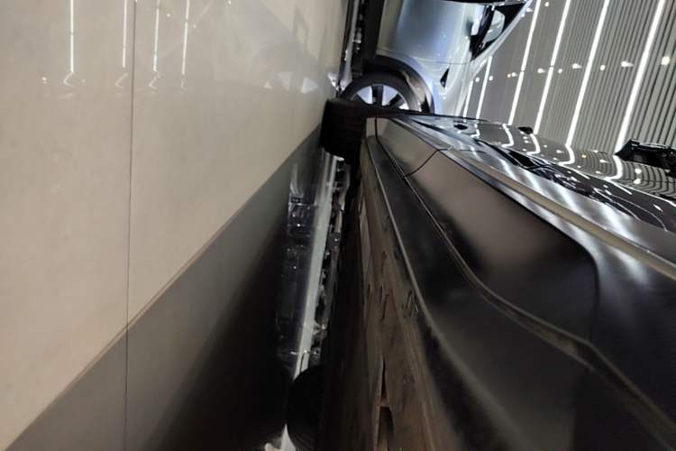 Used Nio ES6 2024 75 kWh Left Side Sill