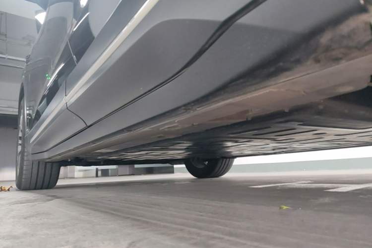 Used Nio ES6 2024 75 kWh Left Side Sill