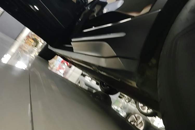 Used Nio ES6 2024 75 kWh Left Side Sill