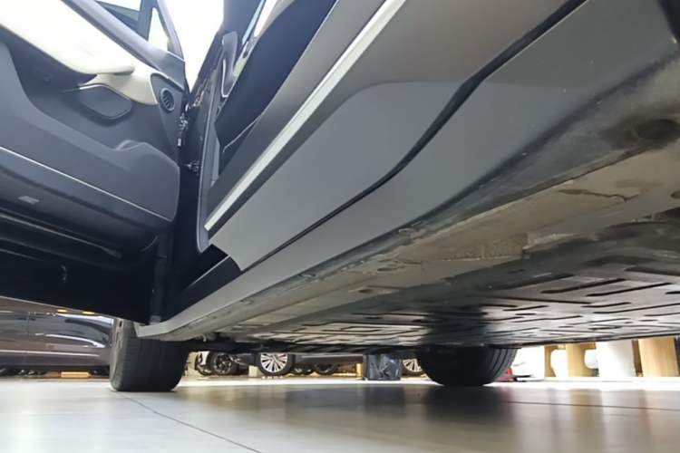 Used Nio ES6 2024 75 kWh Left Side Sill