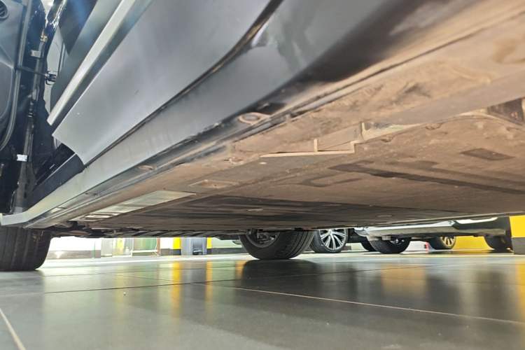 Used Nio ES6 2024 75 kWh Left Side Sill