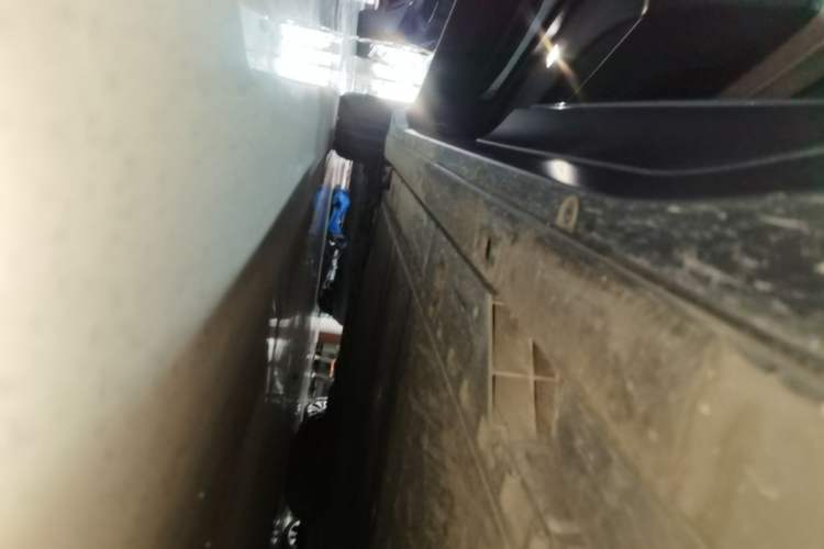 Used Nio ES6 2024 75 kWh Left Side Sill
