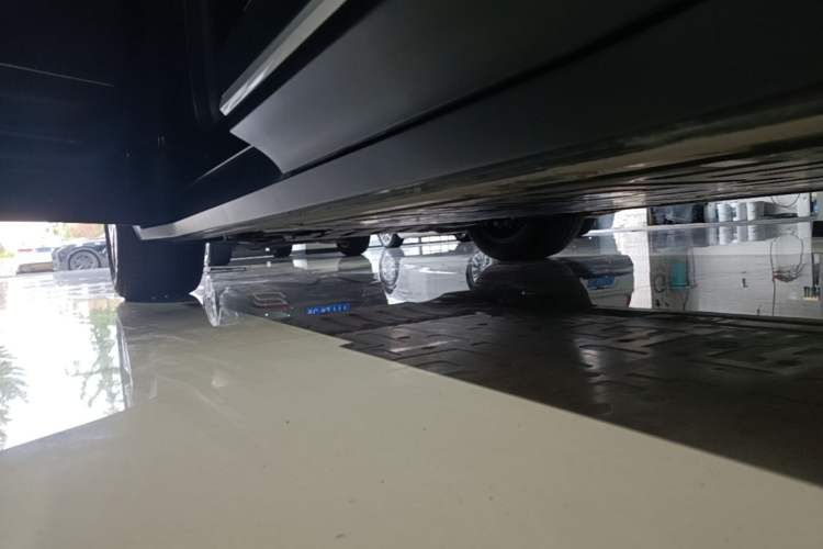 Used Nio ES6 2024 75 kWh Left Side Sill