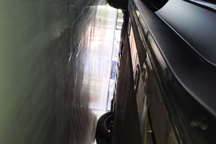 Used Nio ES6 2024 75 kWh Left Side Sill