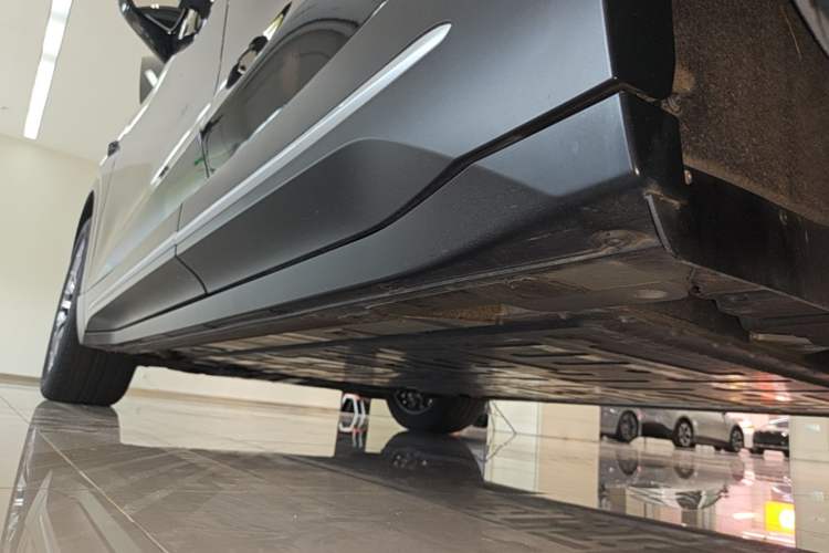 Used Nio ES6 2024 75 kWh Left Side Sill