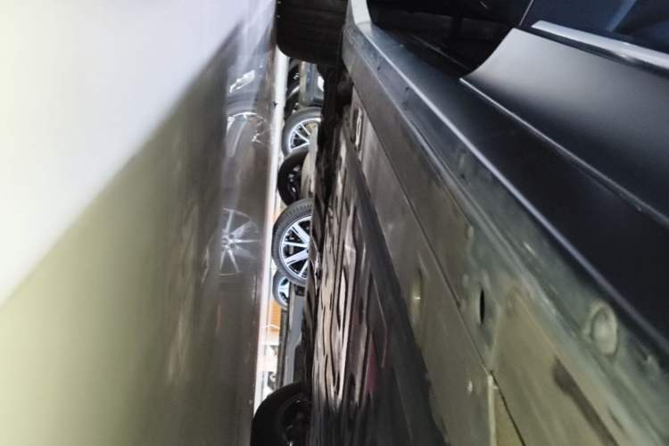 Used Nio ES6 2024 75 kWh Left Side Sill