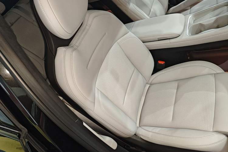 Used Nio ES6 2024 75 kWh Right Front Seat