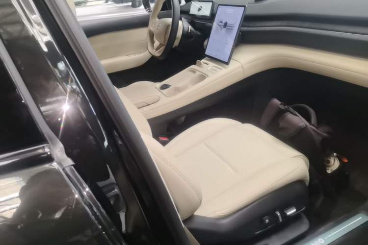Used Nio ES6 2024 75 kWh Right Front Seat