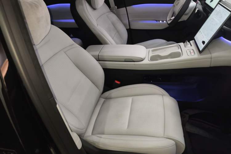 Used Nio ES6 2024 75 kWh Right Front Seat