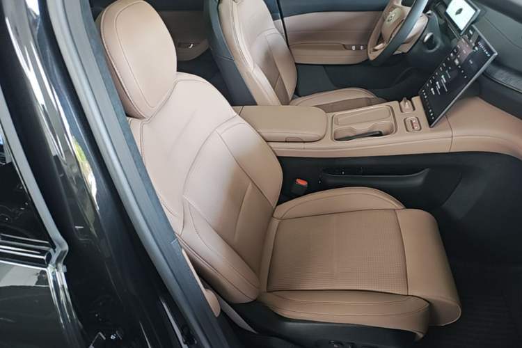 Used Nio ES6 2024 75 kWh Right Front Seat