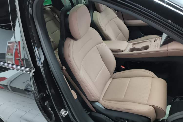 Used Nio ES6 2024 75 kWh Right Front Seat