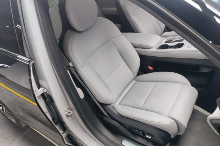Used Nio ES6 2024 75 kWh Right Front Seat
