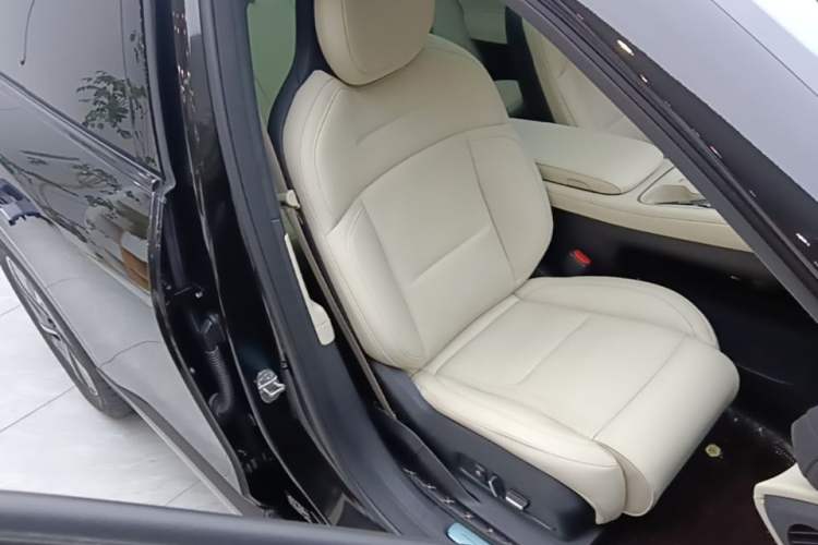 Used Nio ES6 2024 75 kWh Right Front Seat