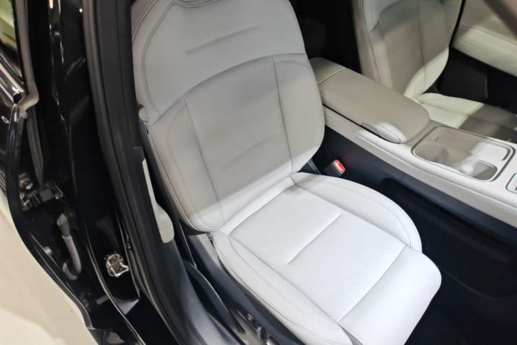 Used Nio ES6 2024 75 kWh Right Front Seat