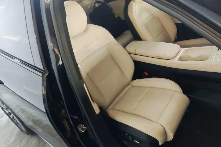 Used Nio ES6 2024 75 kWh Right Front Seat