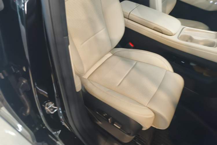 Used Nio ES6 2024 75 kWh Right Front Seat