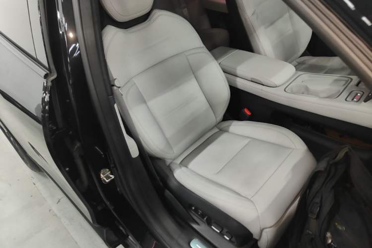 Used Nio ES6 2024 75 kWh Right Front Seat