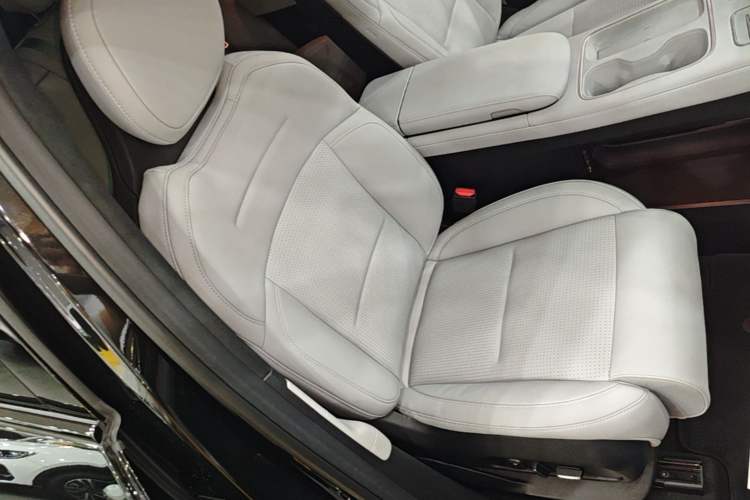 Used Nio ES6 2024 75 kWh Right Front Seat