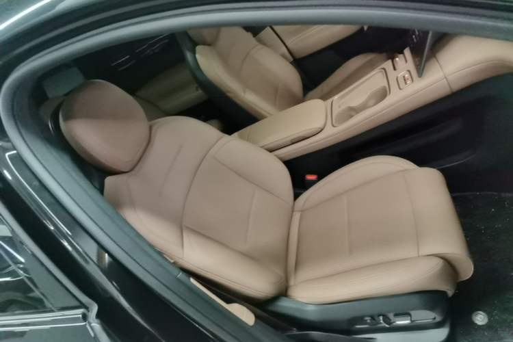 Used Nio ES6 2024 75 kWh Right Front Seat
