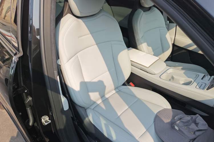 Used Nio ES6 2024 75 kWh Right Front Seat