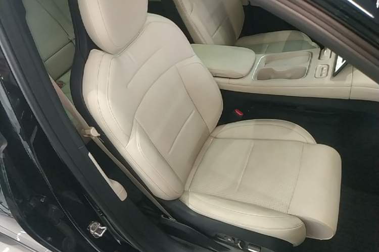 Used Nio ES6 2024 75 kWh Right Front Seat