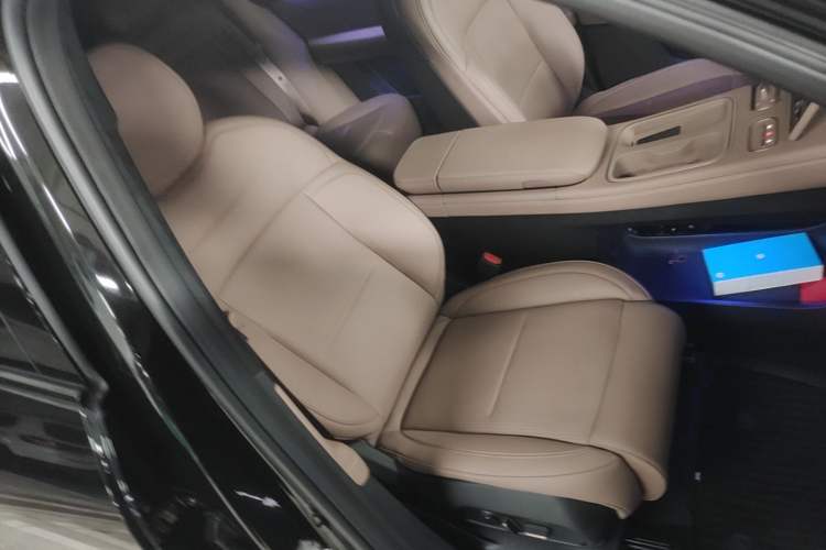 Used Nio ES6 2024 75 kWh Right Front Seat